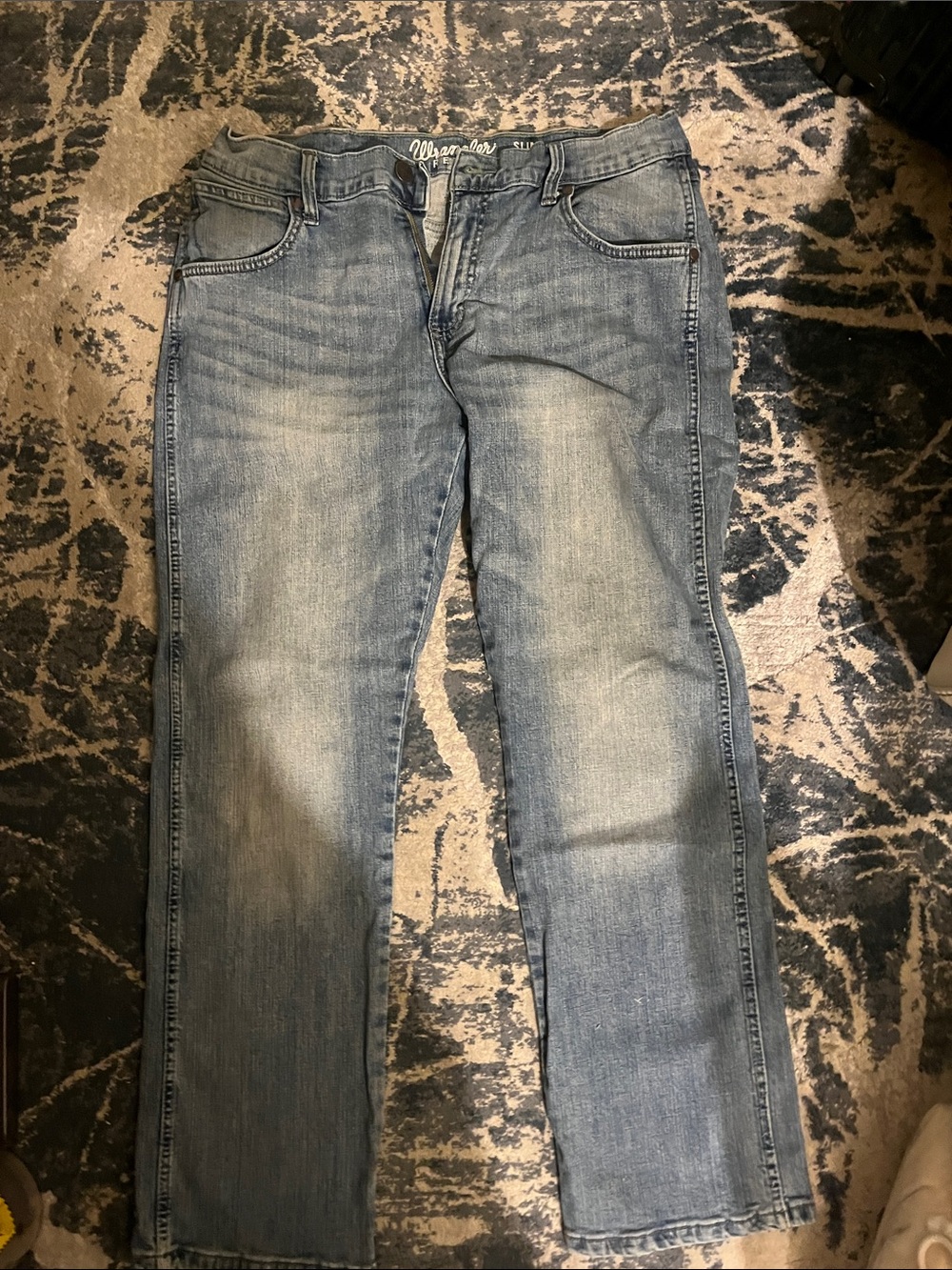 Wrangler Men's Faded Blue Straight Jeans